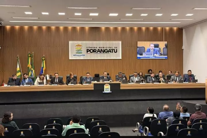Câmara de Porangatu,reunida para apreciação de projetos e prestando homenagens